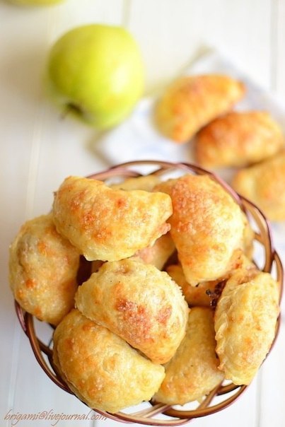 Сырные пирожки с яблочной начинкой.